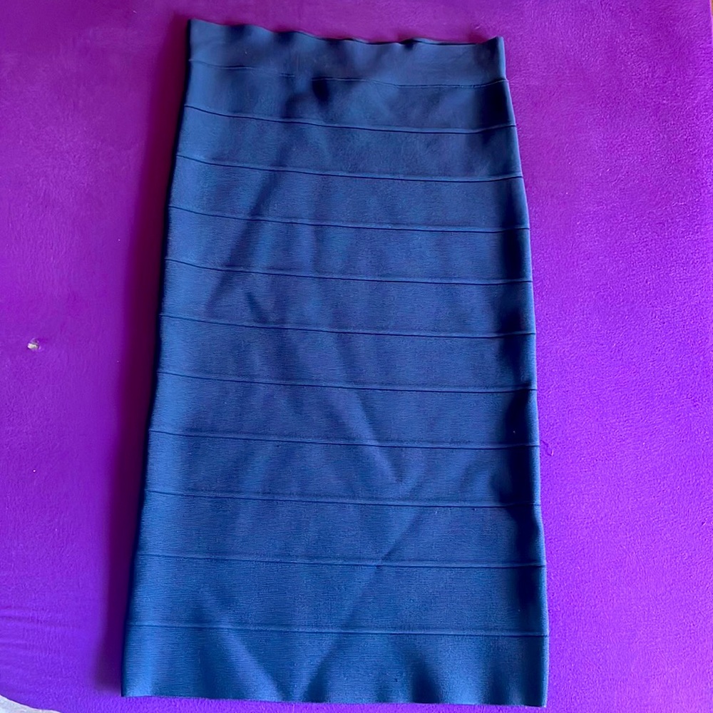 Stretchy/bodycon style BCBG leger pencil skirt